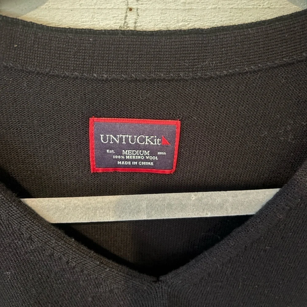 UNTUCKit Sweater Men's Medium 100% Merino Wool Navy V Neck Long Sleeve Pullover